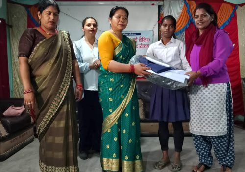इन्द्रेणी द्वारा ५१ जना विद्यार्थीलाई शैक्षिक सामग्री सहित पोशाक वितरण